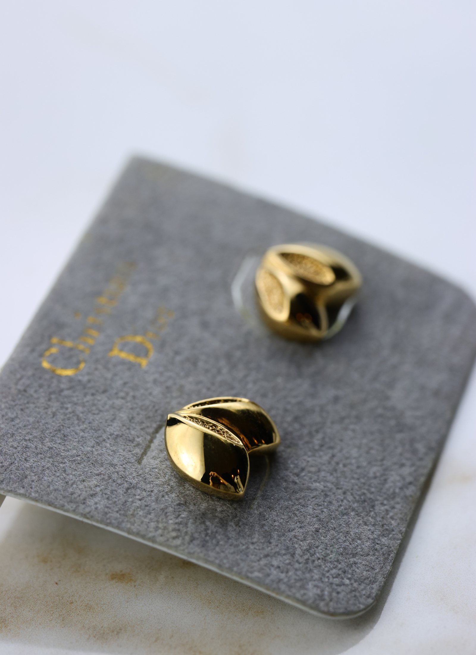 Christian Dior - pozłacane kolczyki (sztyfty)