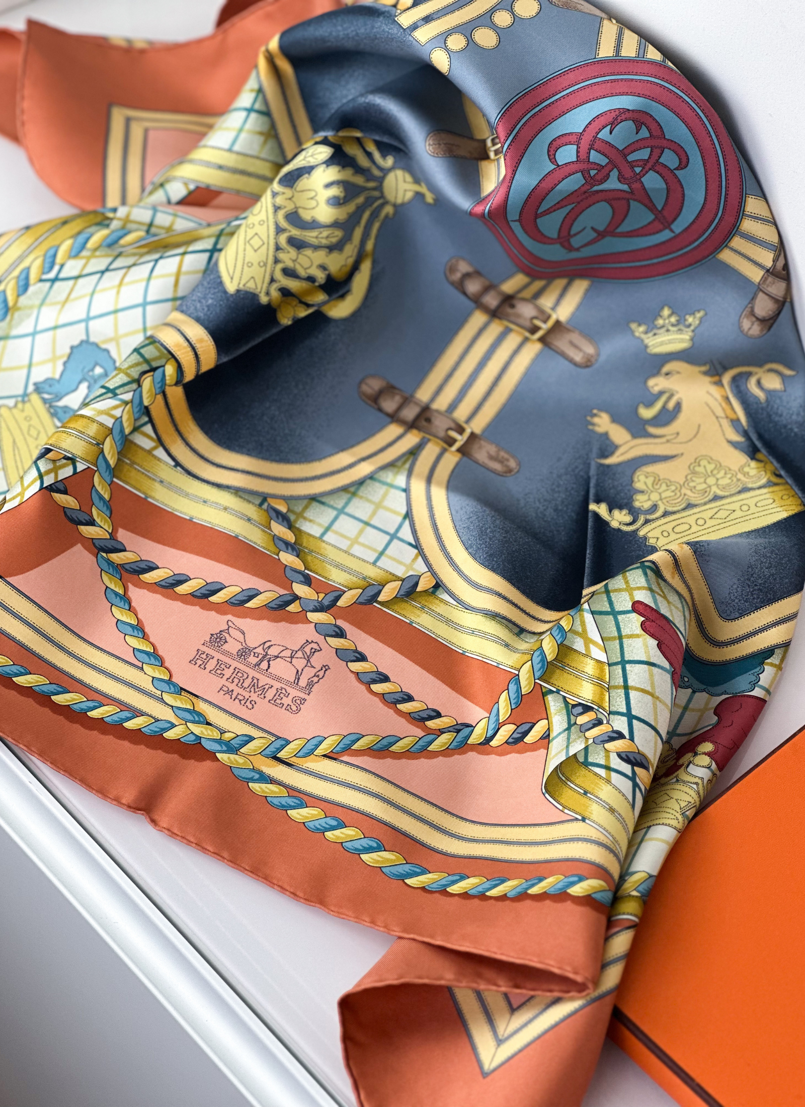 Hermès - jedwabna apaszka "Grande Tenue"