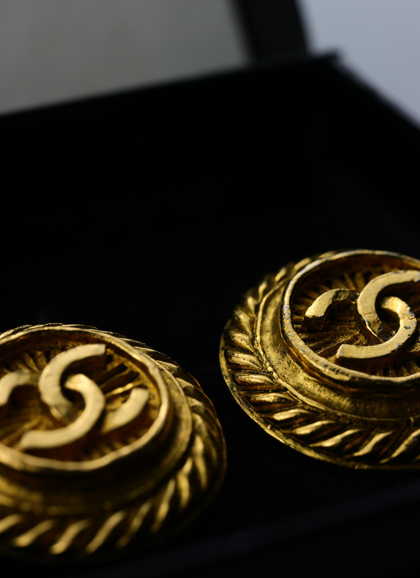 CHANEL - pozłacane zdobne klipsy