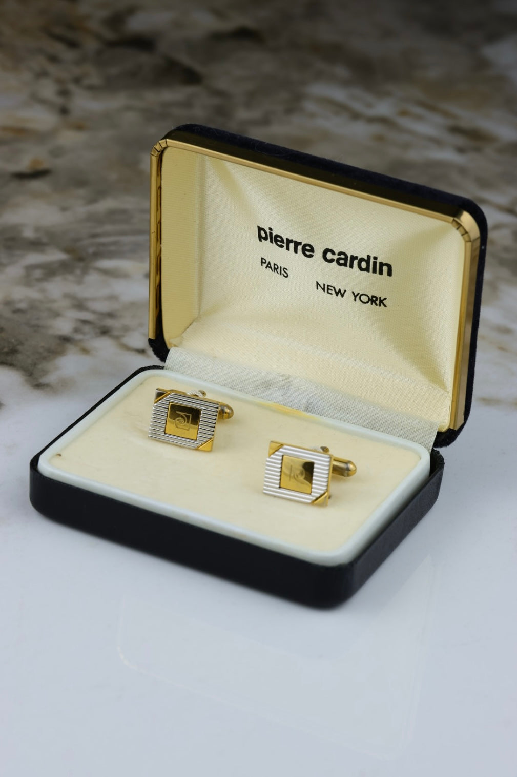 Pierre Cardin – spinki do mankietów w odcieniu stalowo-złotym z logo (S42)