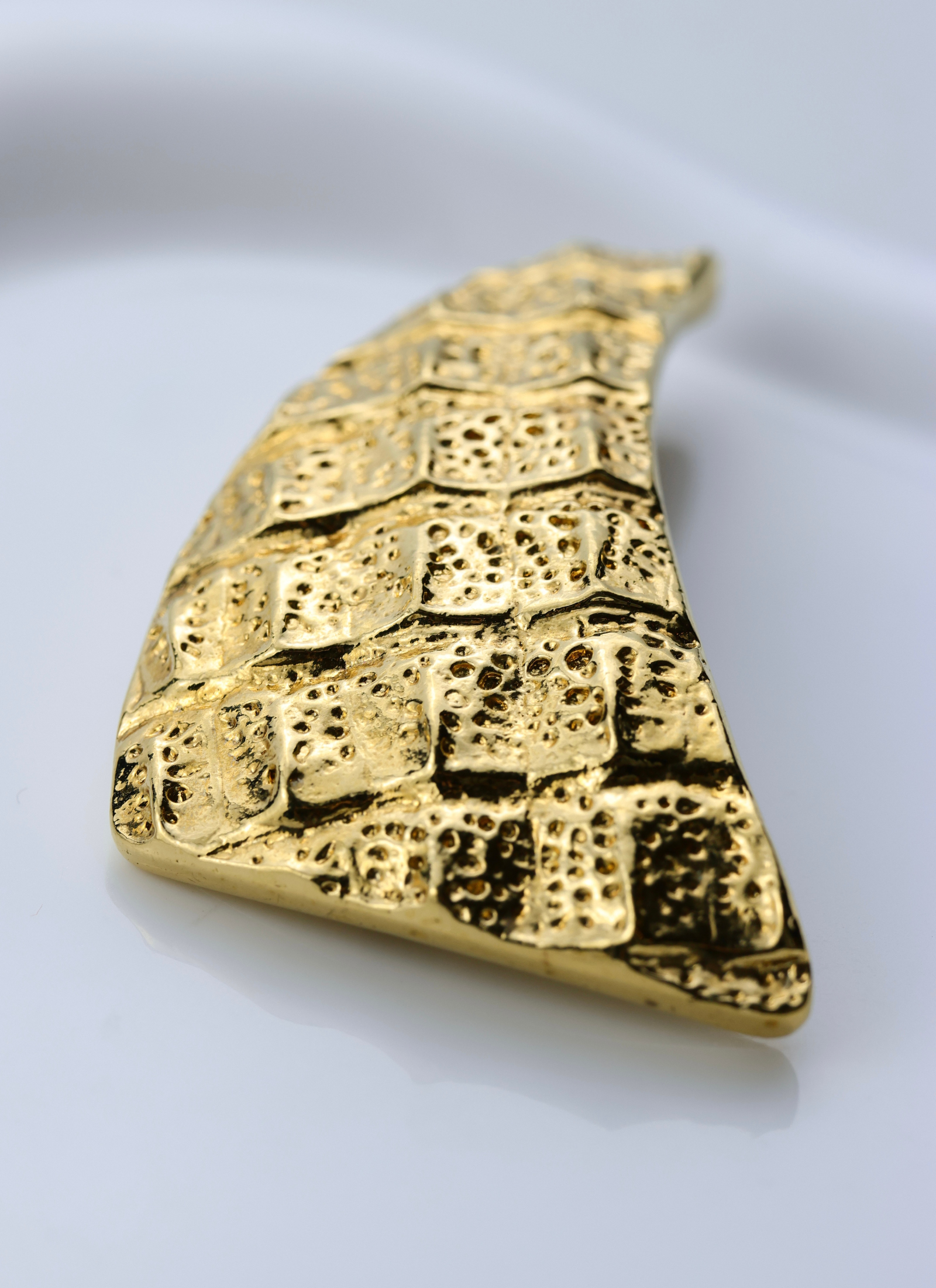 Yves Saint Laurent – rzeźbiarska broszka vintage