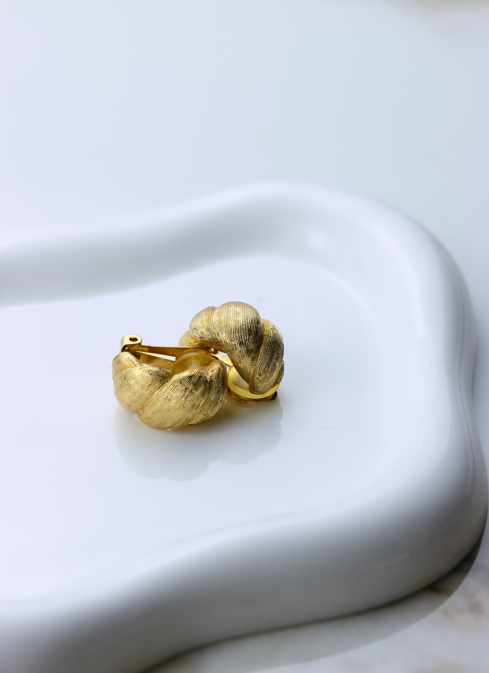 Christian Dior - skręcane złote klipsy