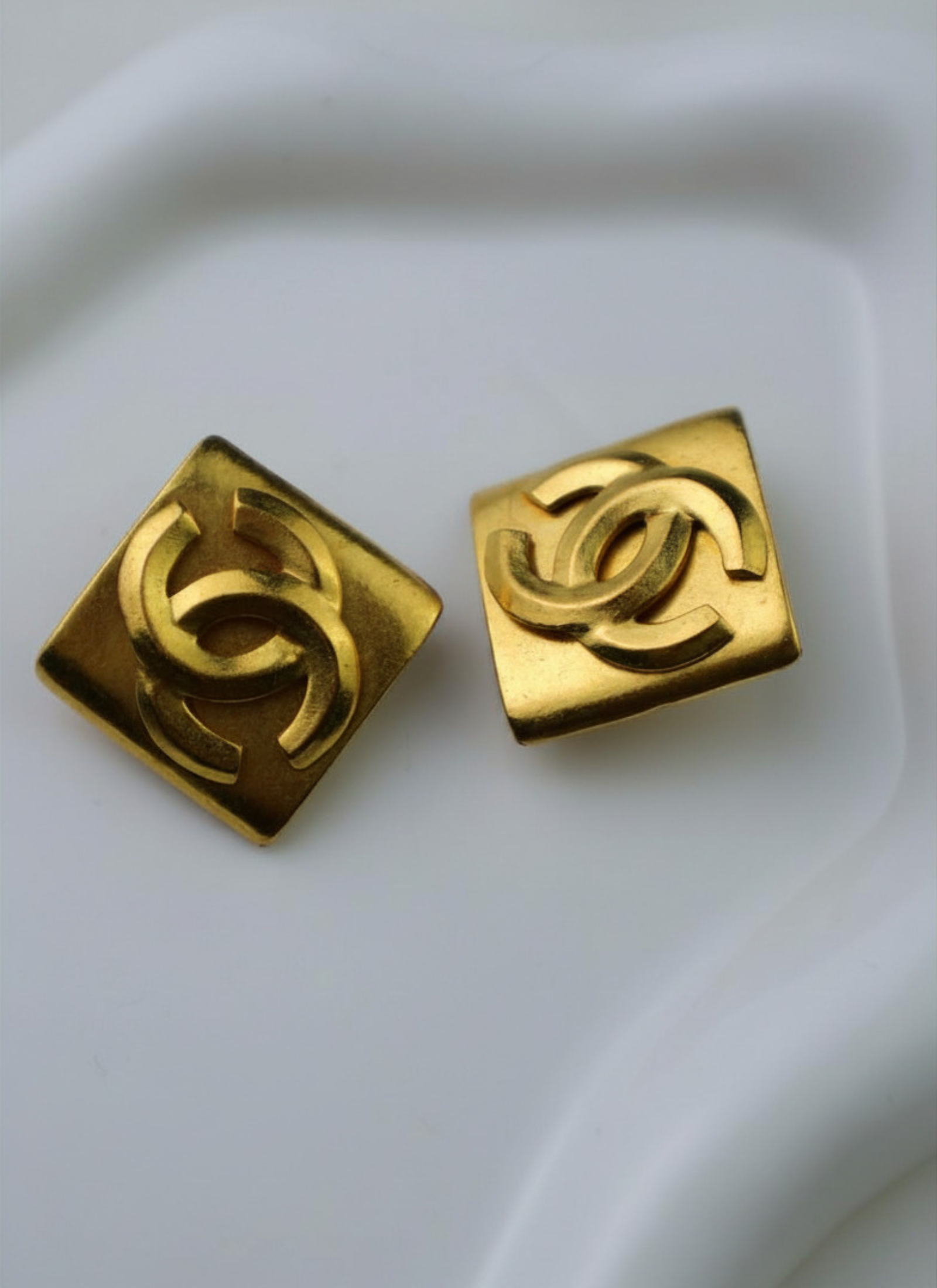 Chanel - klipsy vintage deltoidalne CC wiosna lato 1996 r.