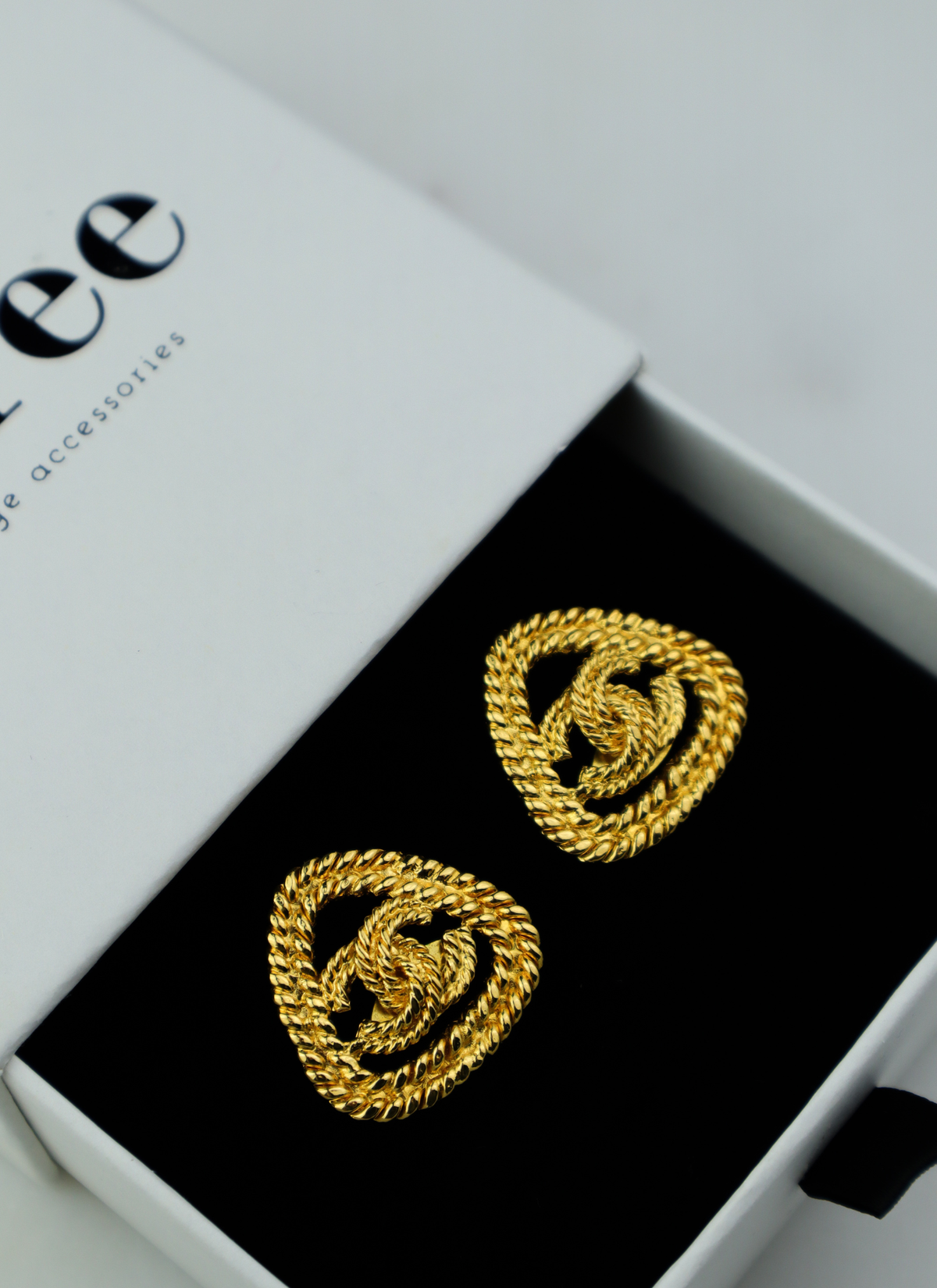 Chanel pozłacane klipsy ze splecionym logo CC wiosna/lato 1992 roku,