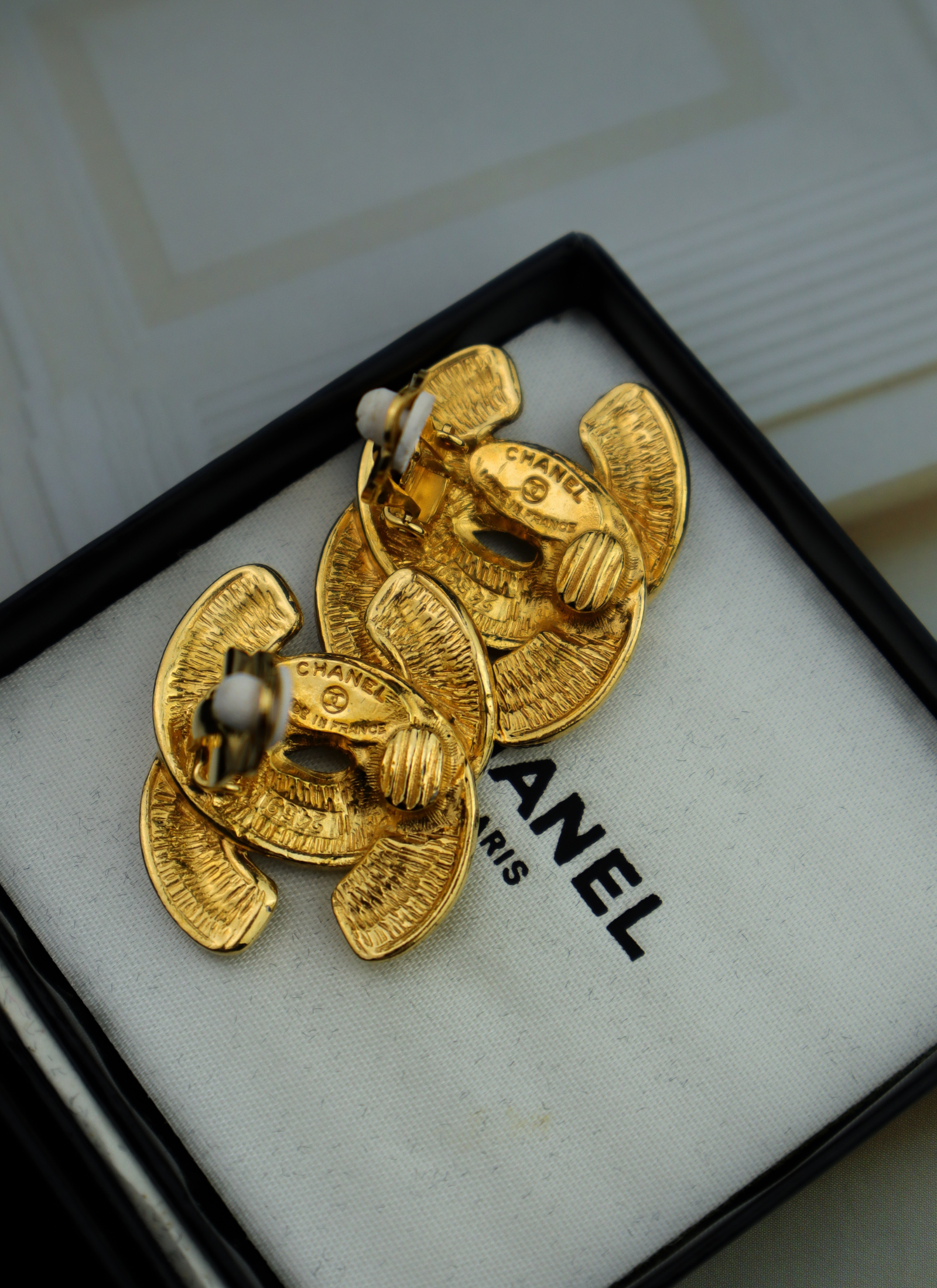 Chanel - klipsy z rzeźbiarskim CC vintage z pudełkiem