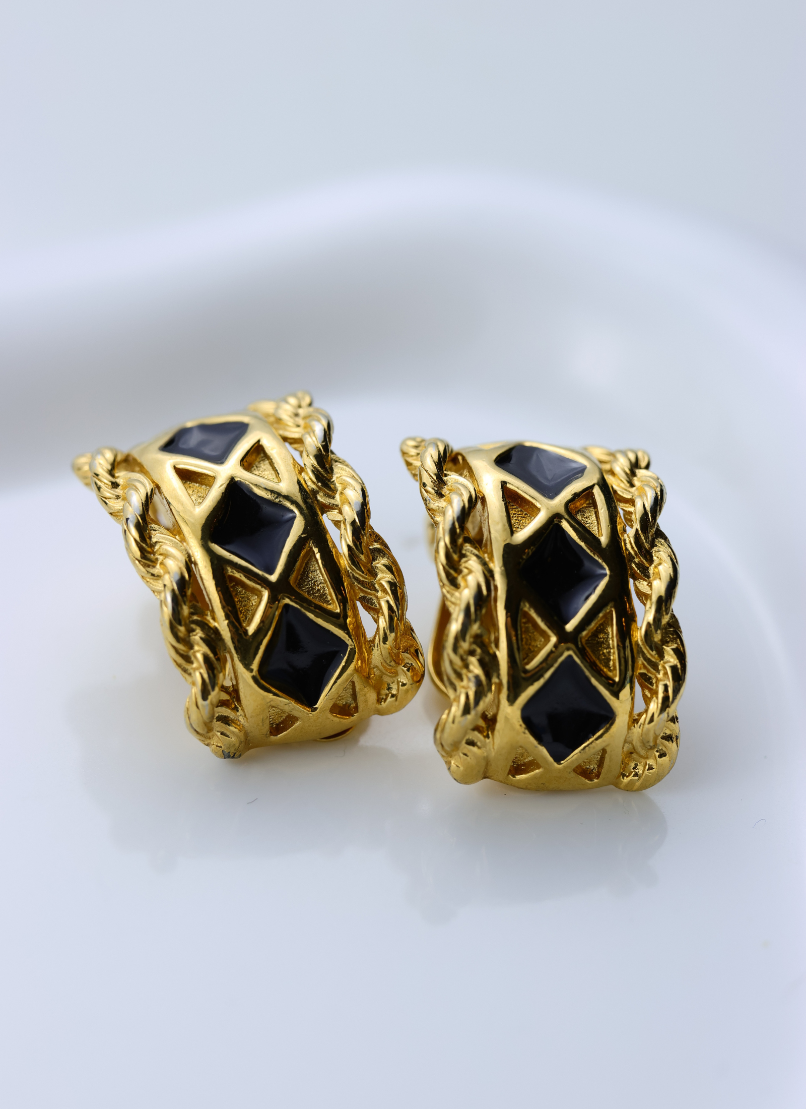 Givenchy - czarno złote klipsy