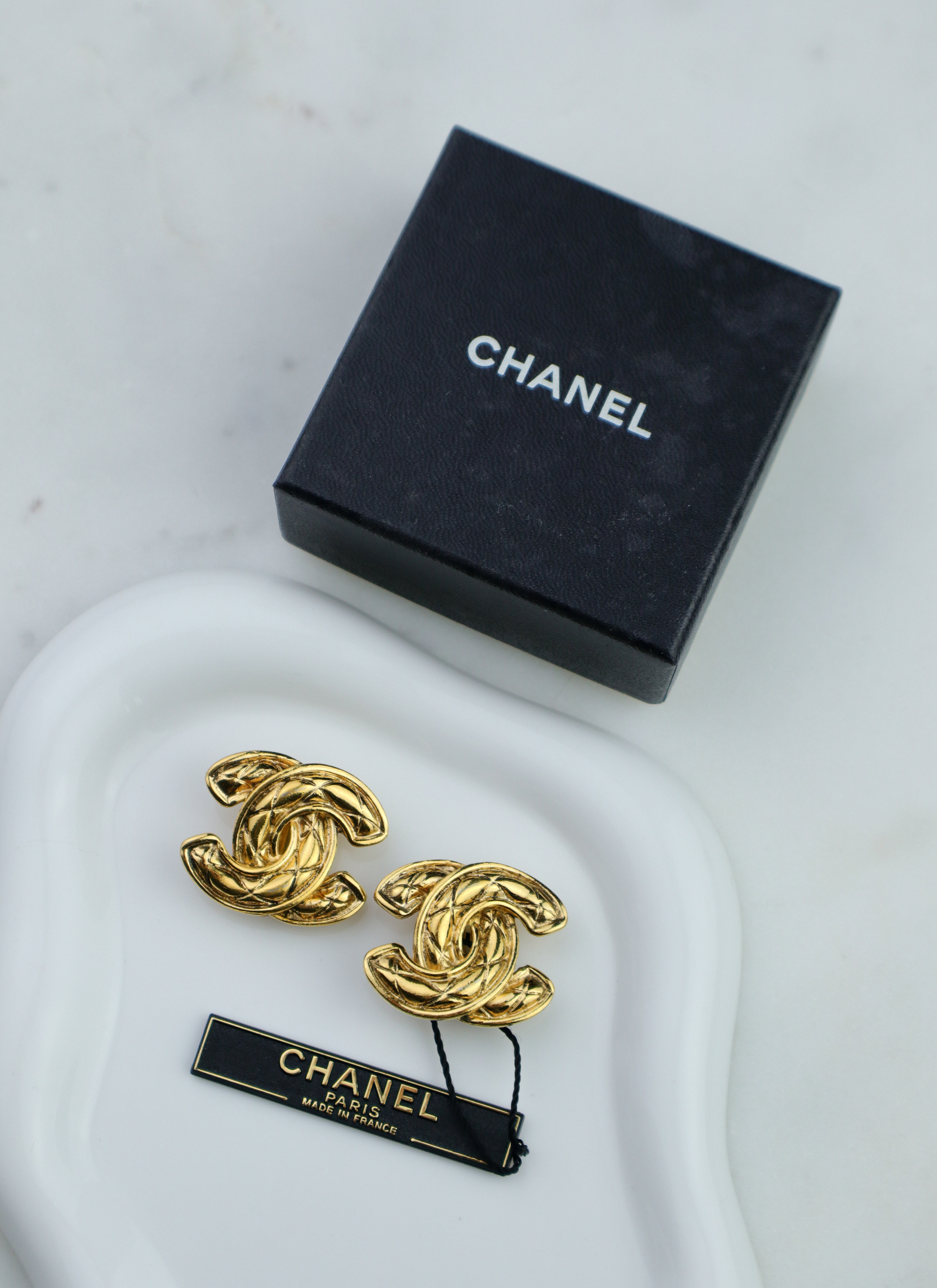Chanel - klipsy z rzeźbiarskim CC vintage z pudełkiem
