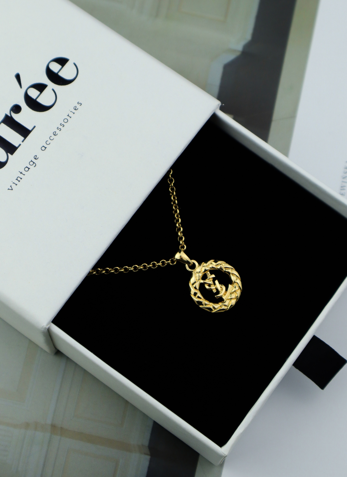 Yves Saint Laurent vintage naszyjnik z medalionem Cassandre