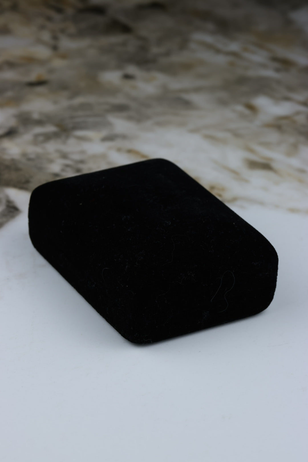 Pierre Balmain – spinka do krawata pozłacana z okrągłym czarnym wypełnieniem i logo (S46)