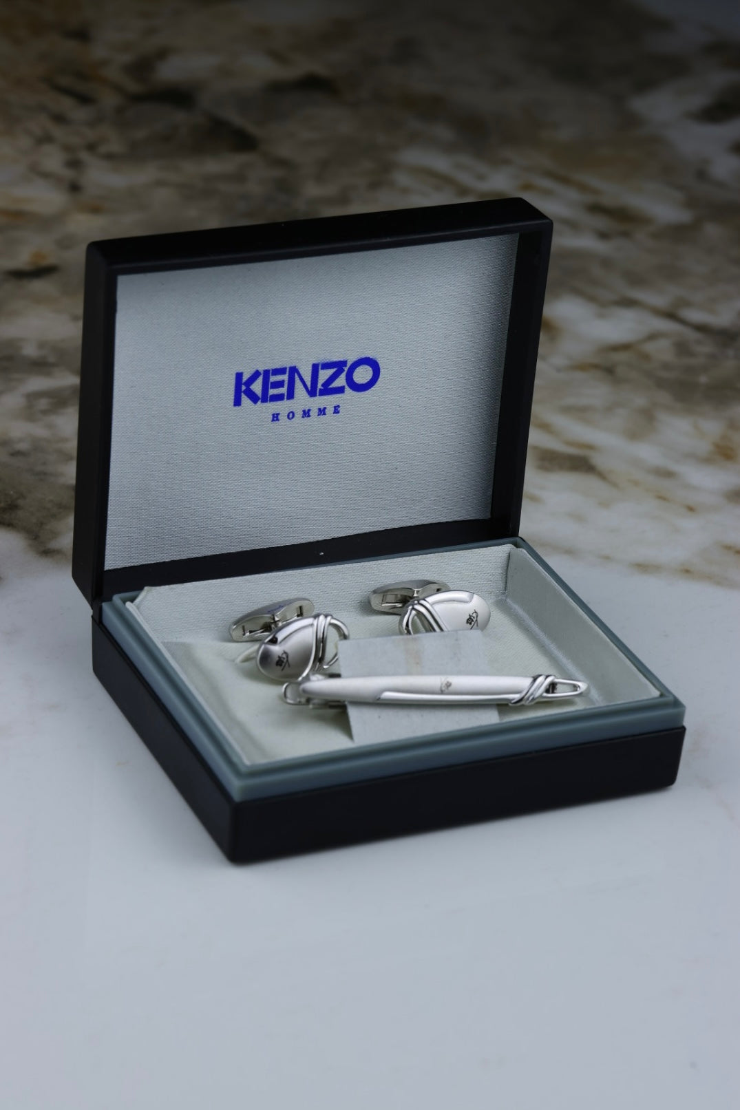 Kenzo – spinki do mankietów i spinka do krawatu, stalowe z czarnym logo (S33)