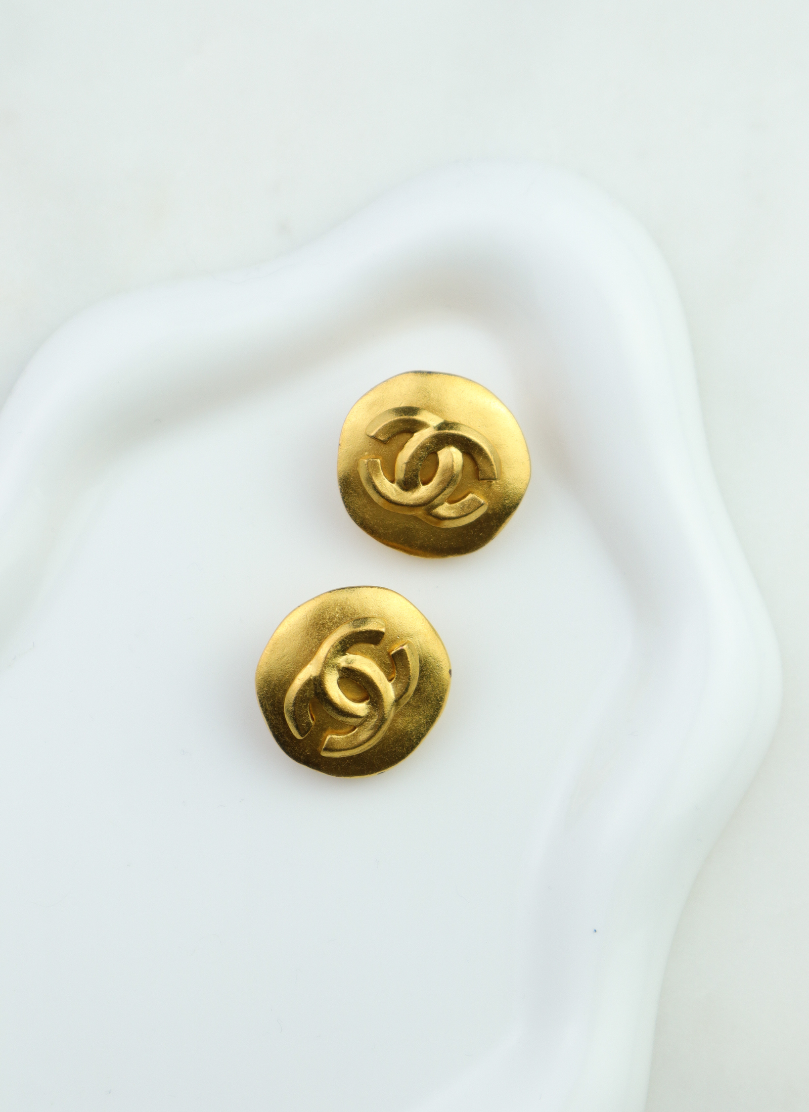 Chanel - okrągłe "water effect" klipsy vintage sezon wiosna/lato 1996 r.