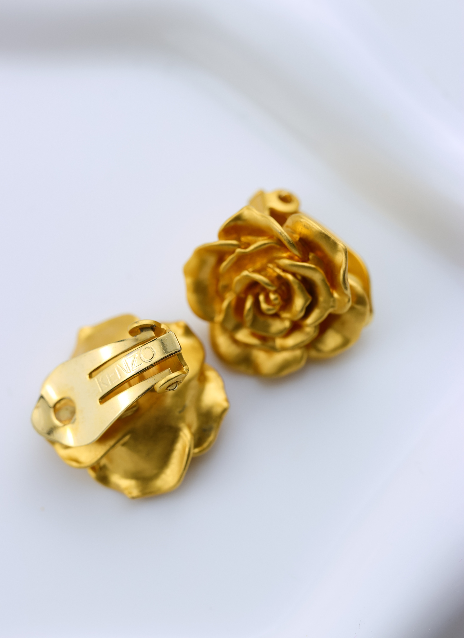 KENZO - klipsy złote róże