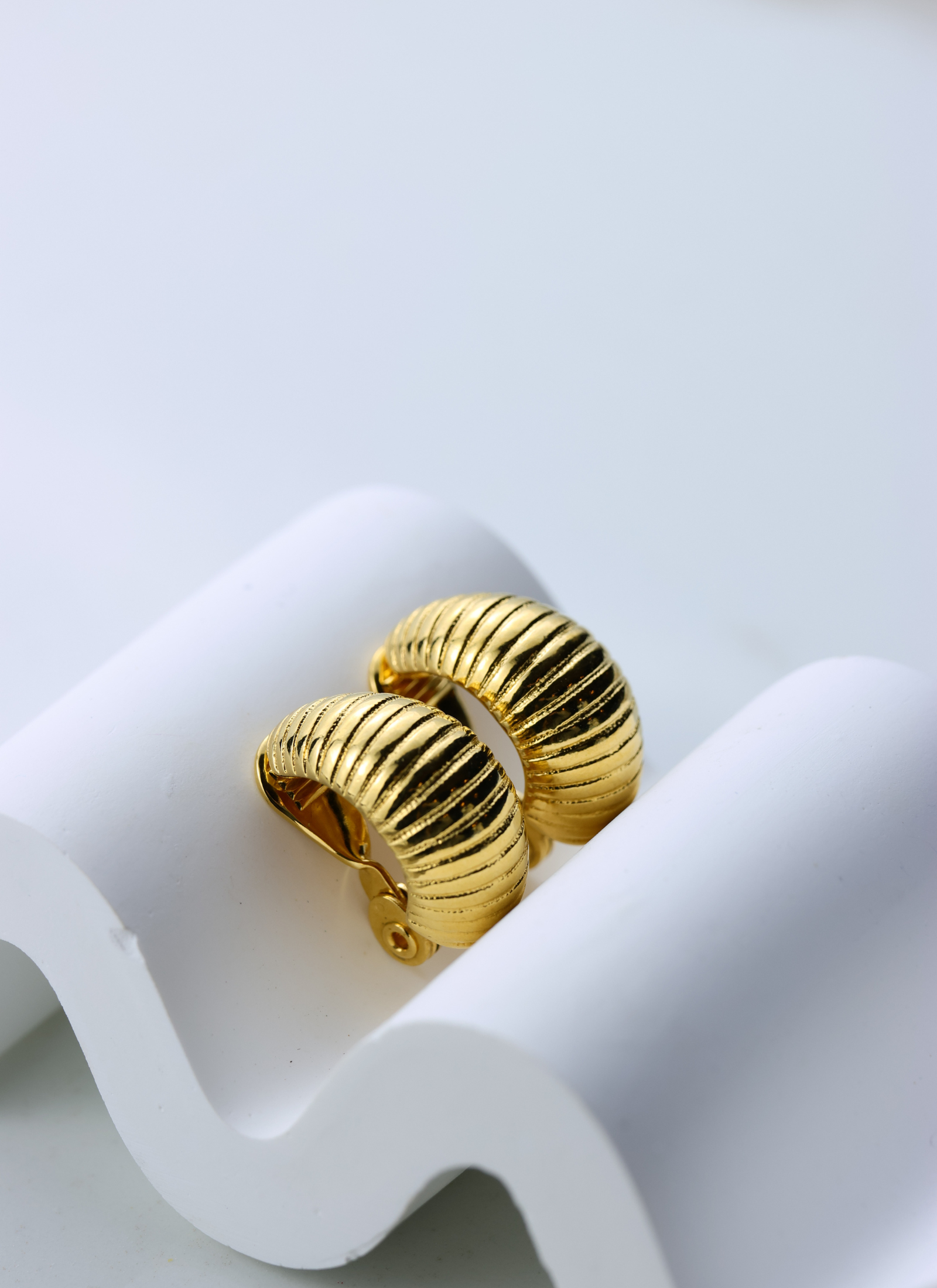 Monet - klasyczne pozłacane klipsy