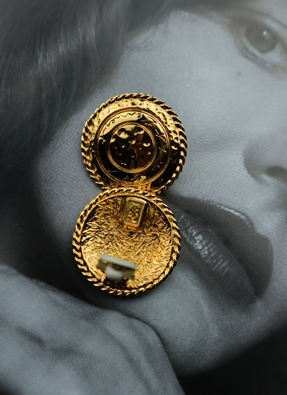 Yves Saint Laurent vintage klipsy medaliony