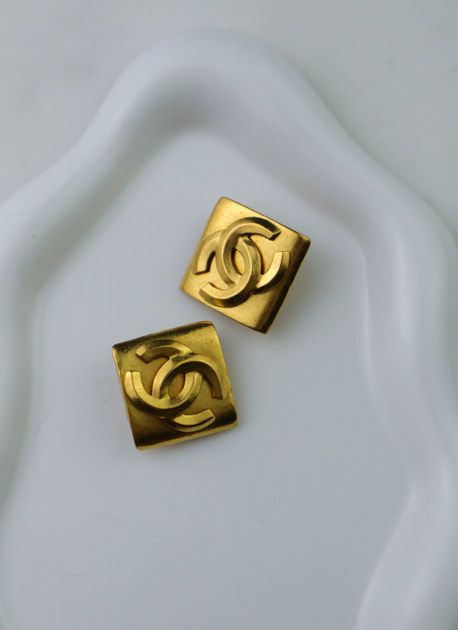 Chanel - klipsy vintage deltoidalne CC wiosna lato 1996 r.