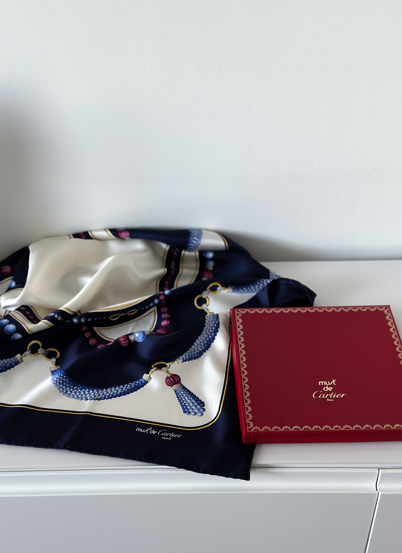 Cartier - jedwabna apaszka must de Cartier z motywem jubilerskim