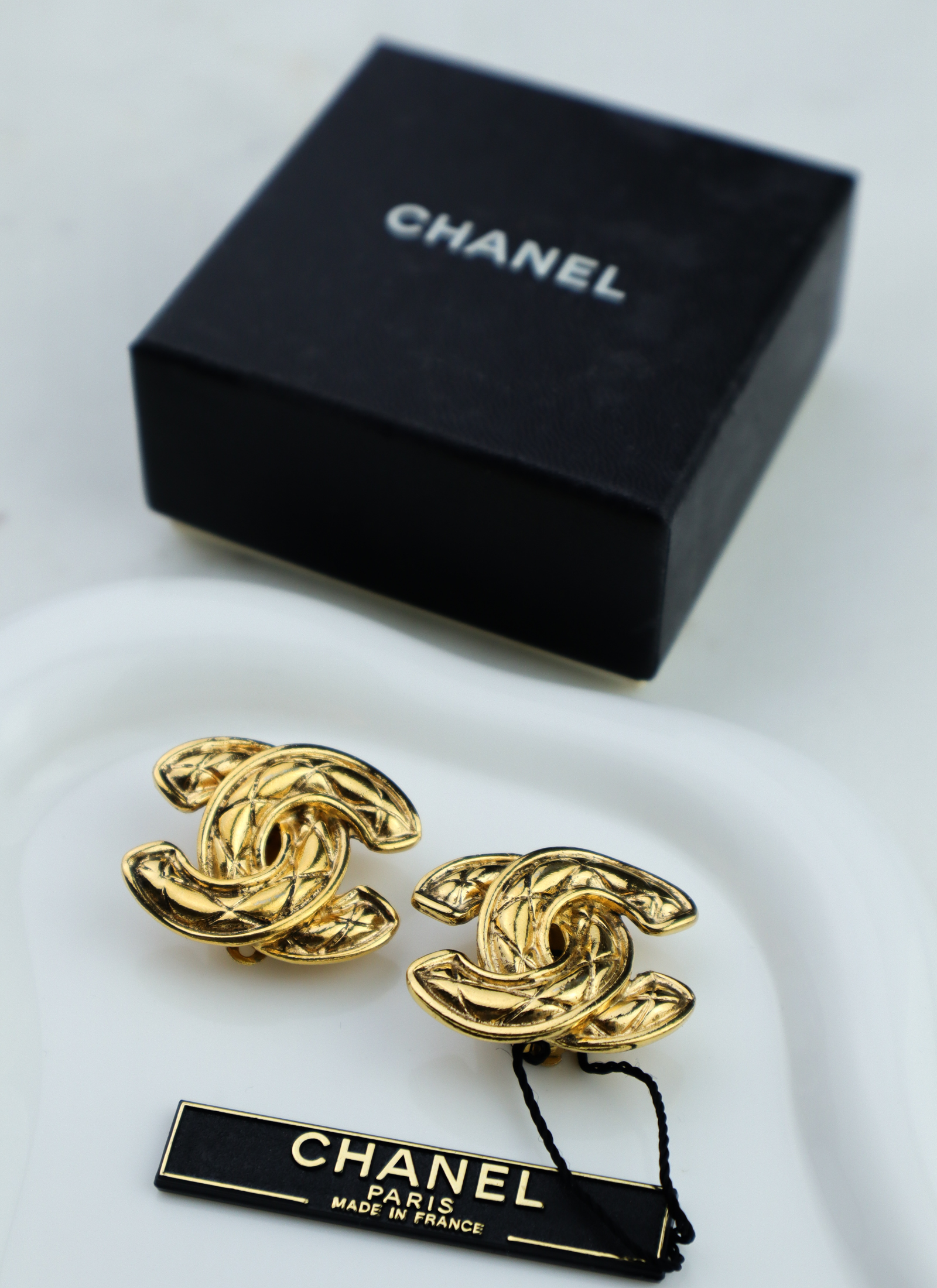 Chanel - klipsy z rzeźbiarskim CC vintage z pudełkiem
