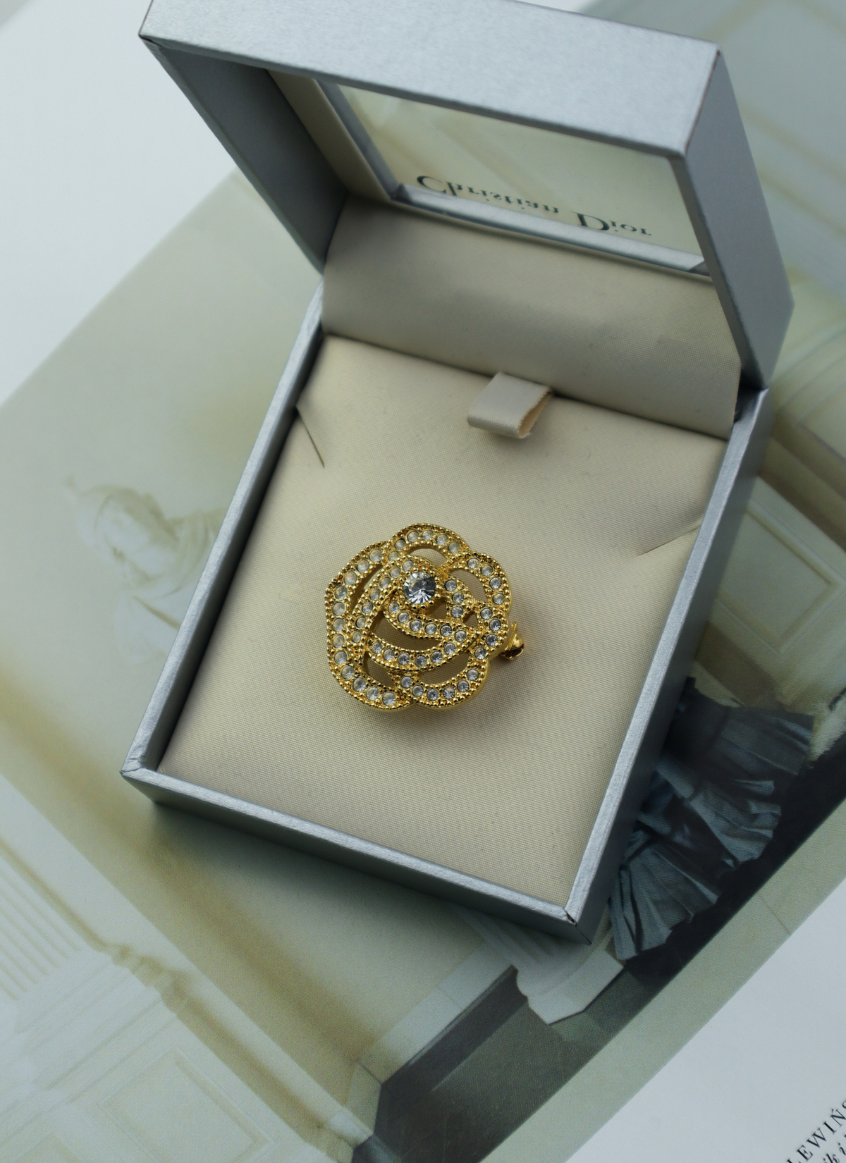 Christian Dior vintage broszka kwiat z kryształkami