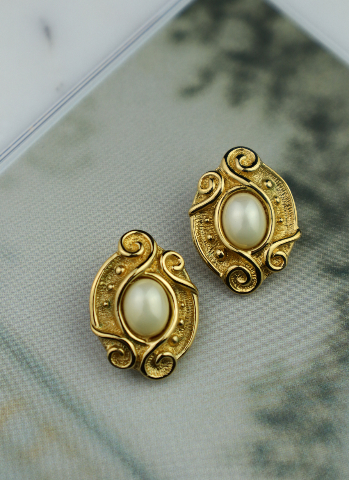 Christian Dior vintage klipsy z perłowym kaboszonem
