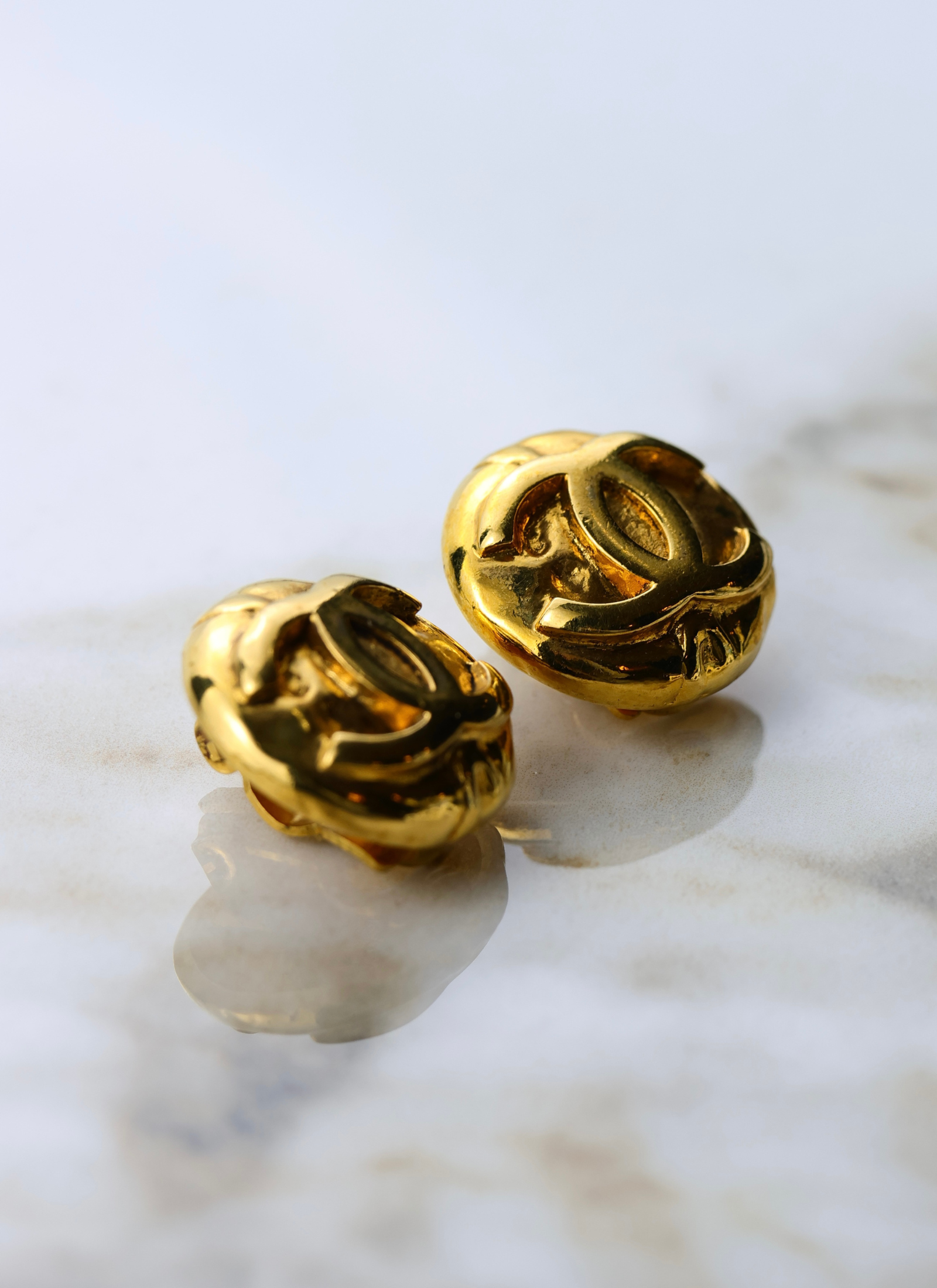 CHANEL - klasyczne pozłacane klipsy vintage