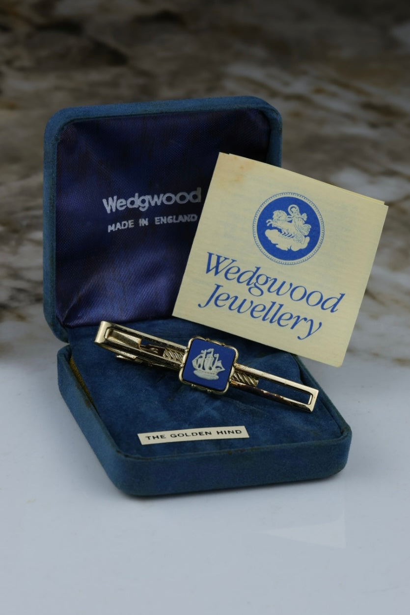 Wedgwood – spinka do krawata „The Golden Hind”, pozłacana z błękitnym wypełnieniem (S31)