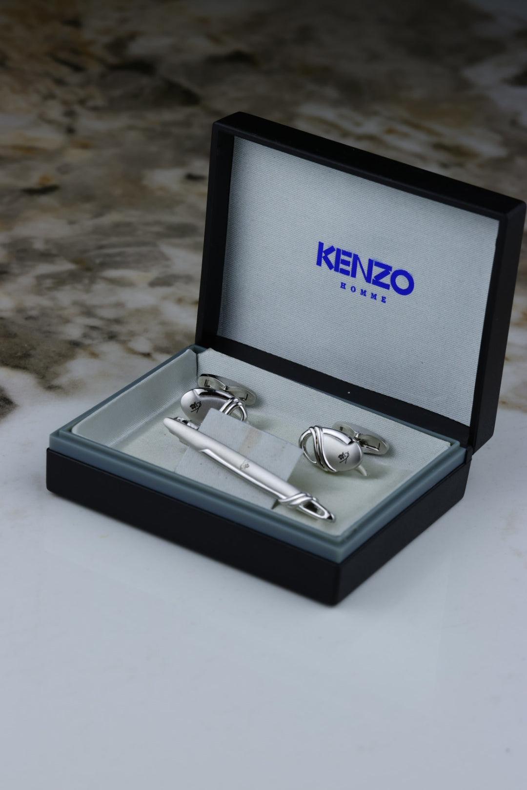 Kenzo – spinki do mankietów i spinka do krawatu, stalowe z czarnym logo (S33)