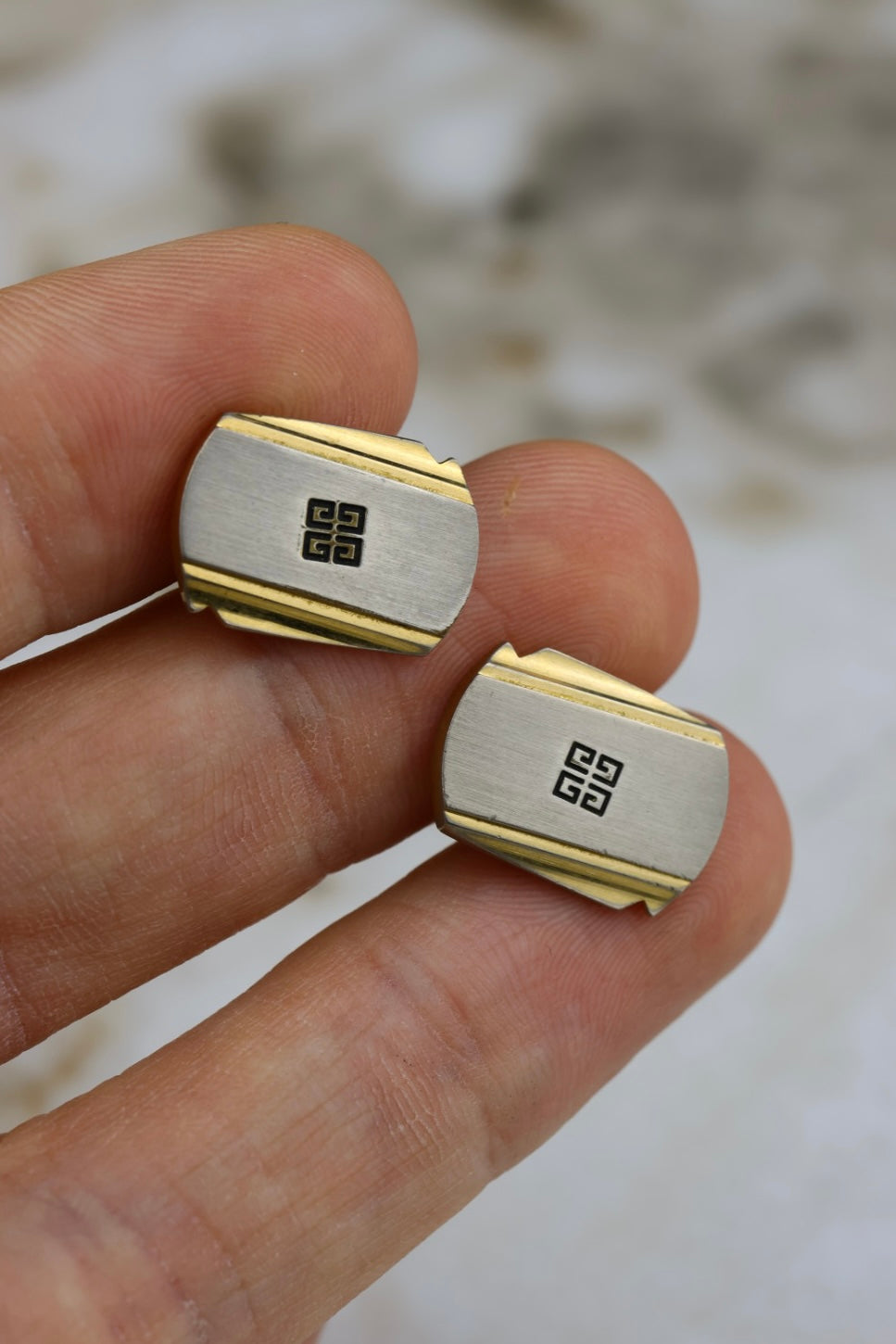 Givenchy – stalowo-złote spinki z czarnym logo (SP019)