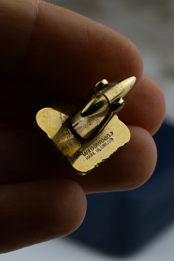 Wedgwood – spinki do mankietów, z błękitnym wypełnieniem i motywem konia (S27)