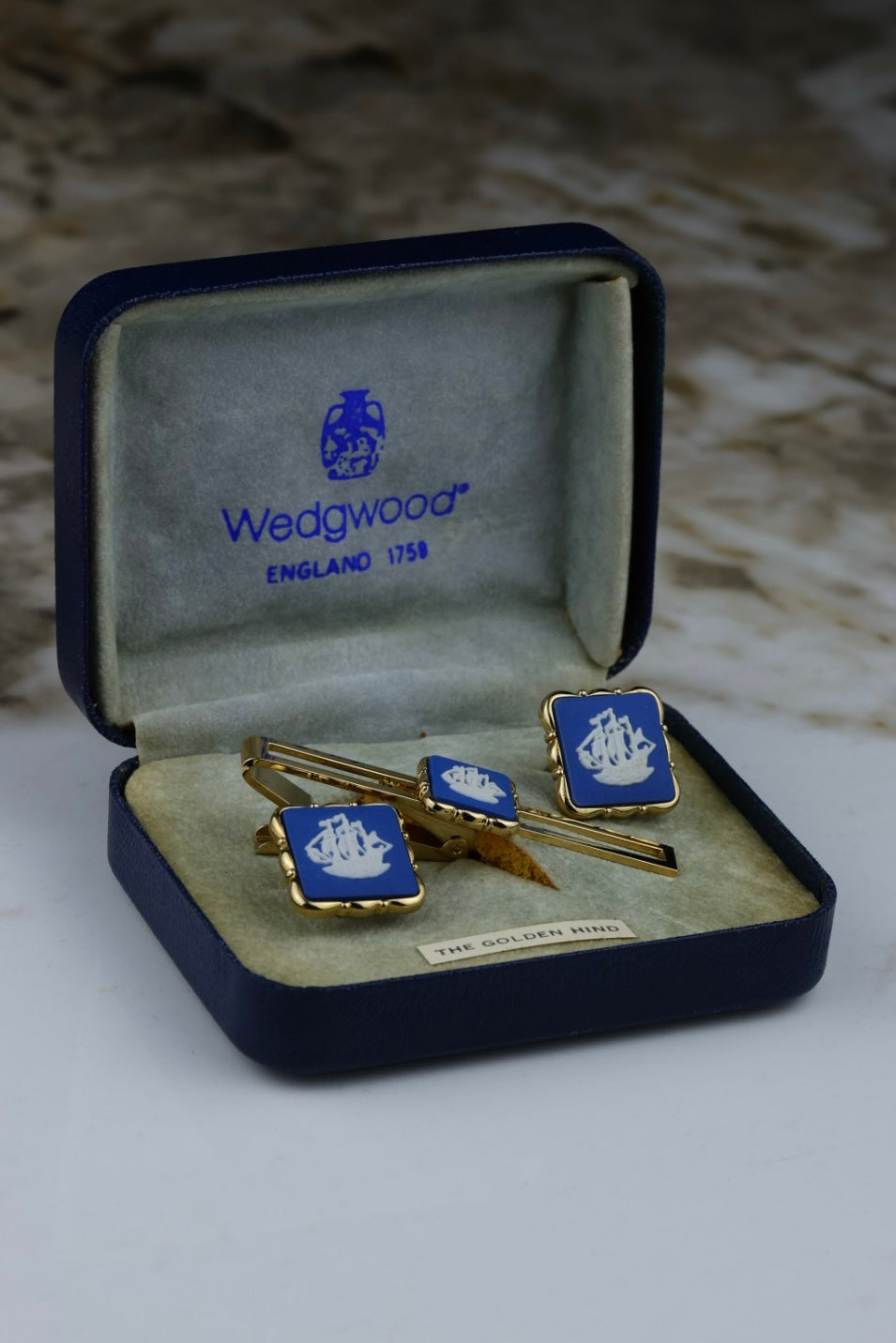 Wedgwood – zestaw spinki do mankietów i spinka do krawata, z błękitnym wypełnieniem i motywem statku (S29)