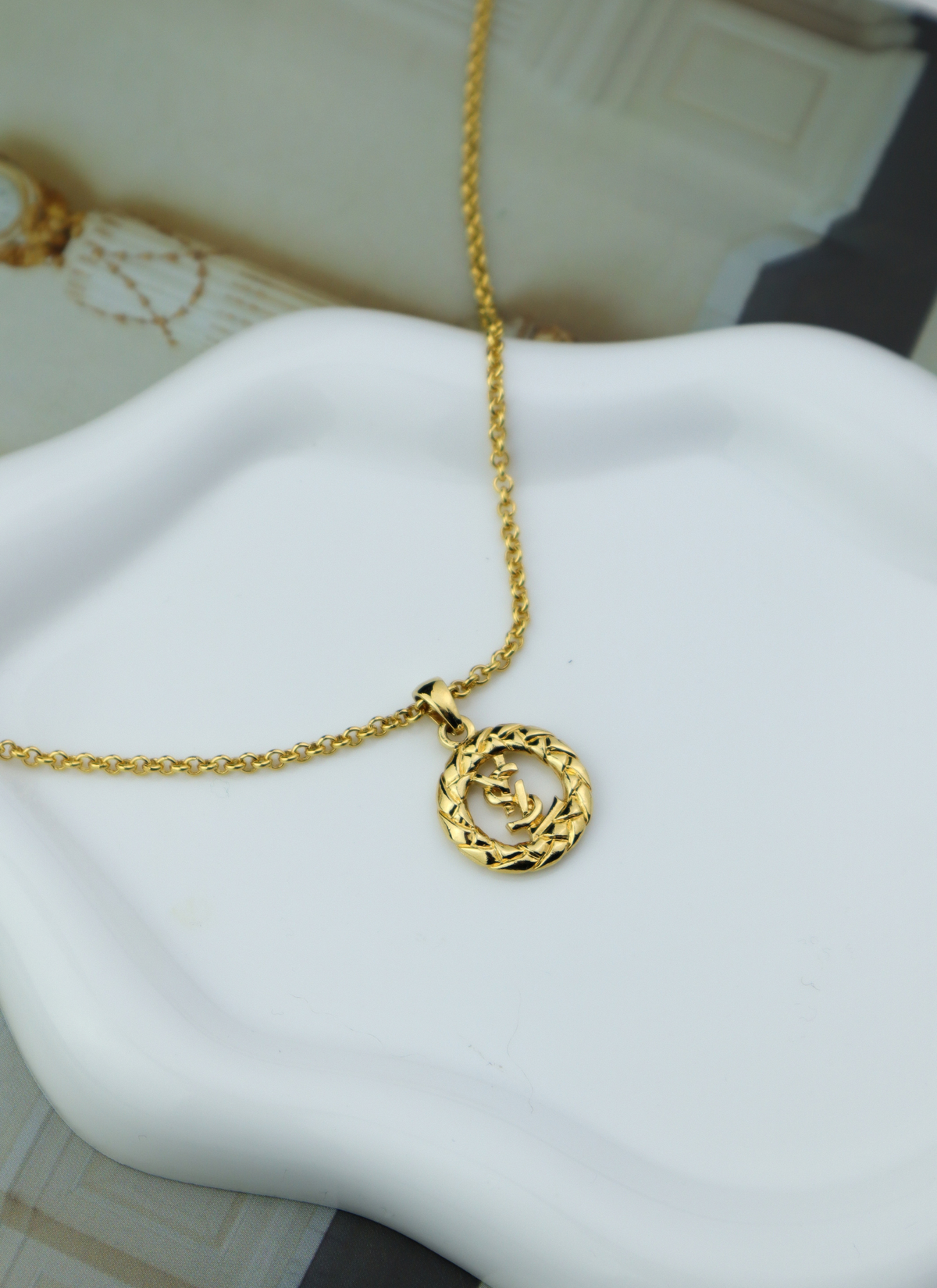 Yves Saint Laurent vintage naszyjnik z medalionem Cassandre