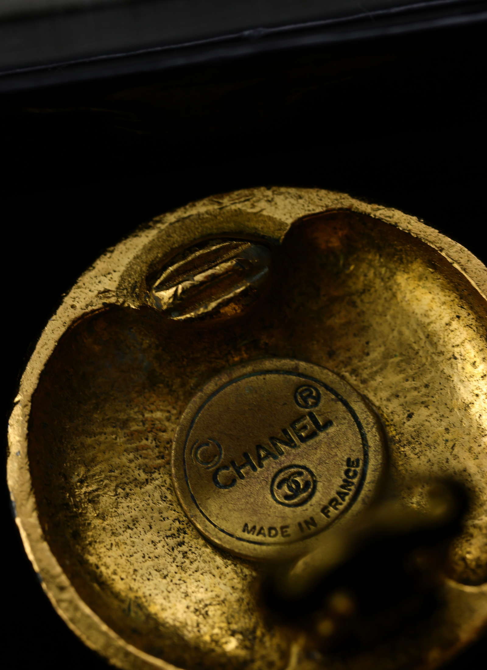 CHANEL - pozłacane zdobne klipsy