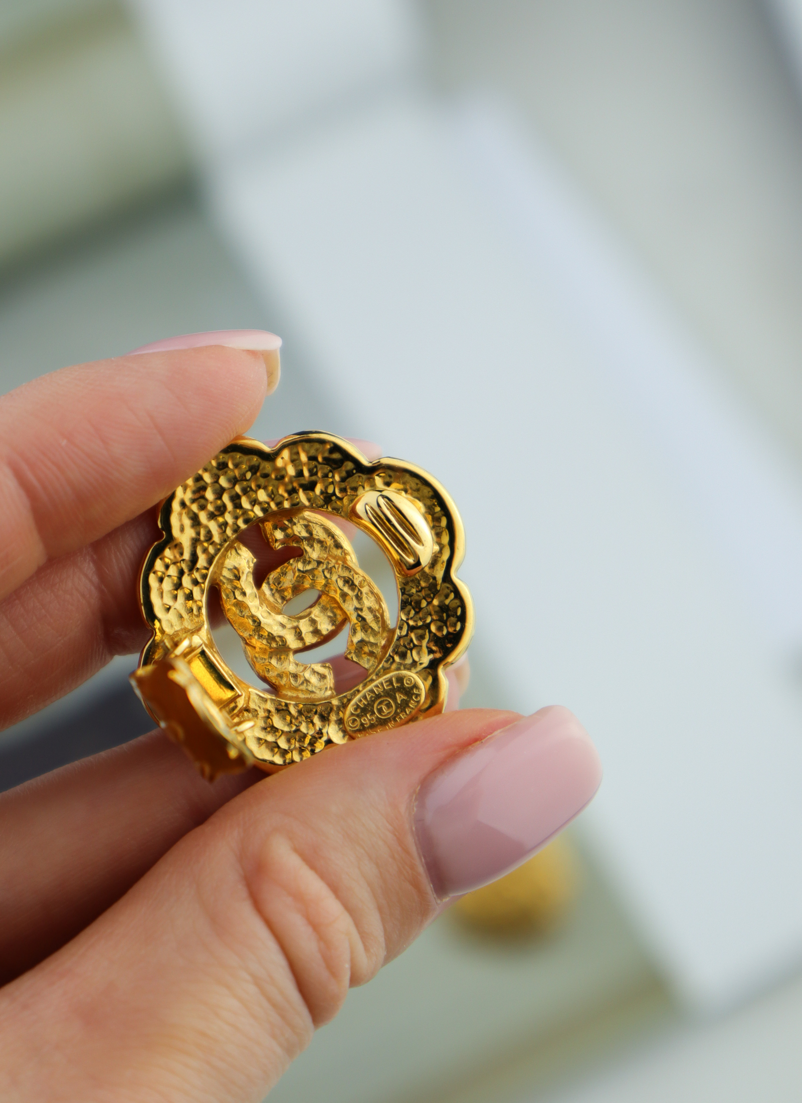 Chanel rzeźbiarskie klipsy z kolekcji jesień 1995 r.