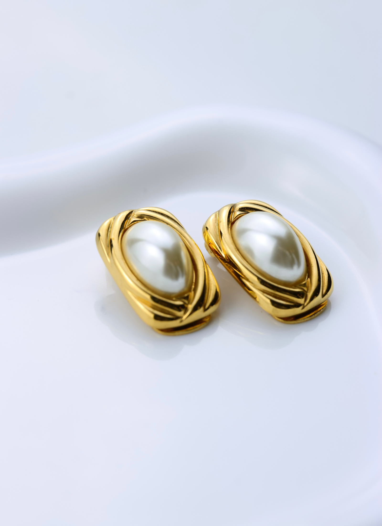 Lanvin - złote klipsy z perłą