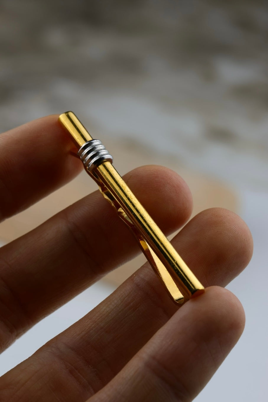 Nina Ricci – spinka do krawata pozłacana z subtelnym srebrnym akcentem (S47)