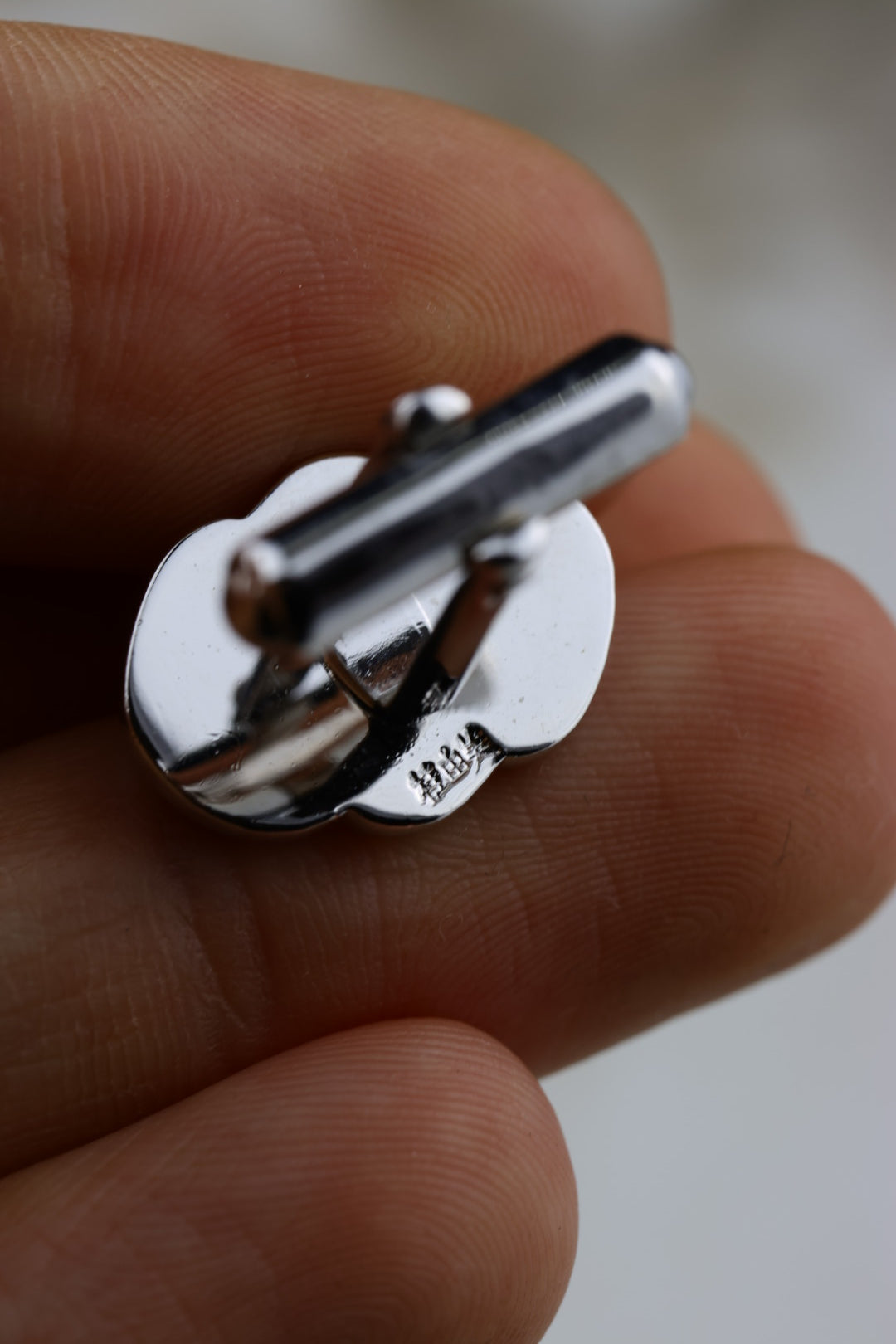 Yumi Katsura – stalowe spinki w kształcie muszelki z czarnym akcentem (SP016)