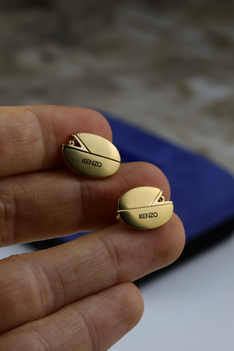 Kenzo – spinki do mankietów i spinka do krawatu, złoty odcień i czarnym logo (S34)