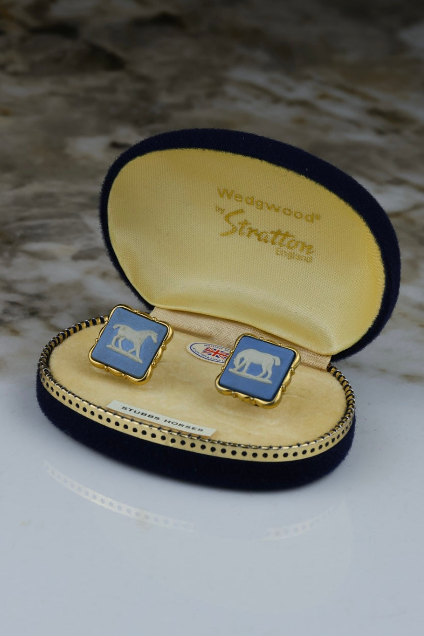 Wedgwood – spinki do mankietów, pozłacane z błękitnym motywem konia Stubbs Horses (S30)