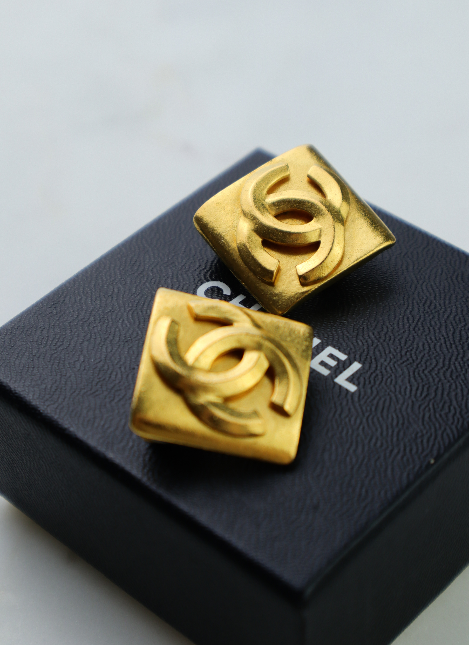 Chanel - klipsy vintage deltoidalne CC wiosna lato 1996 r.