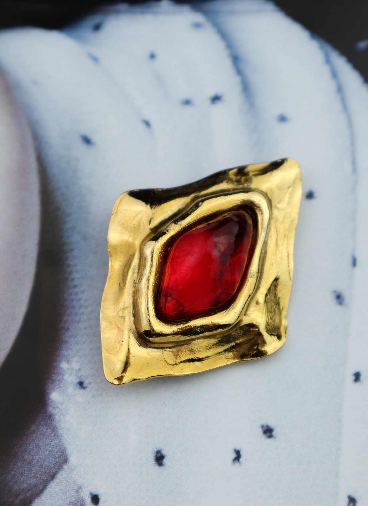 Yves Saint Laurent broszka Rive Gauche z czerwonym kaboszonem
