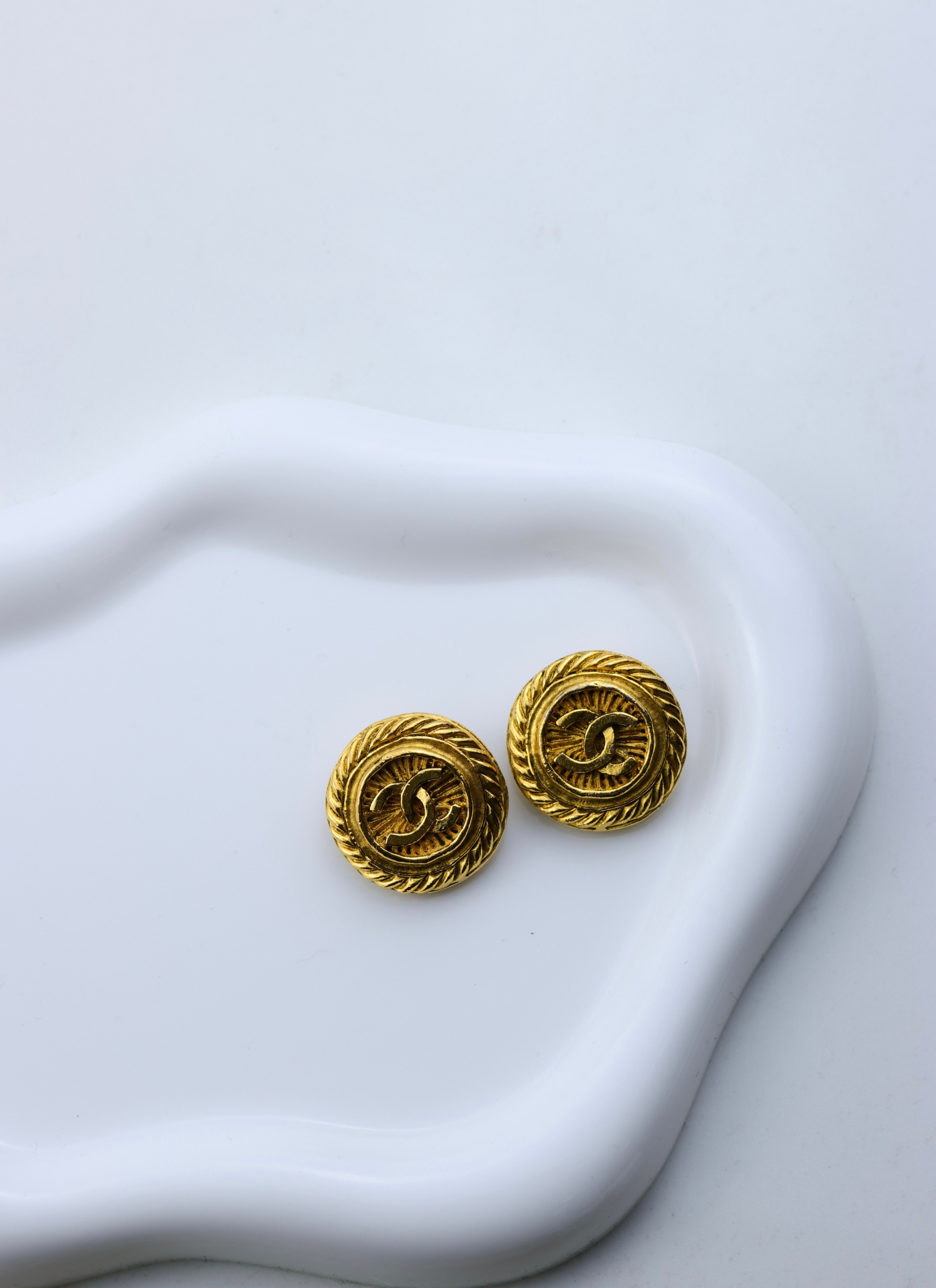 CHANEL - pozłacane zdobne klipsy