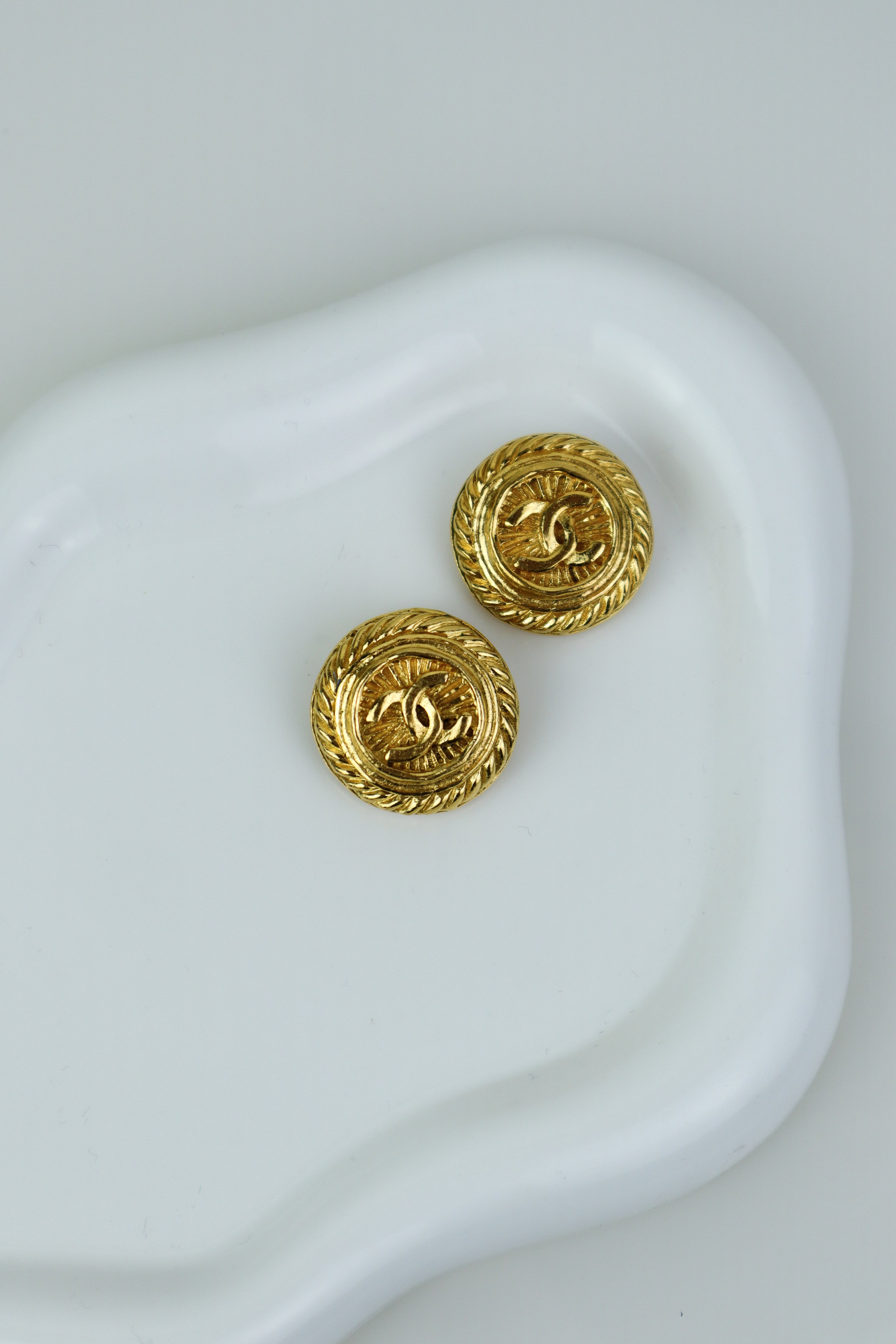 CHANEL - okragłe klipsy vintage ze zdobieniem i CC