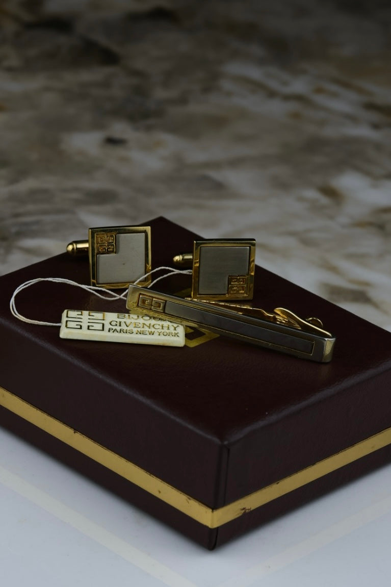 Givenchy – spinki do mankietów i spinka do krawatu, stalowo-złote z logo marki (S35)