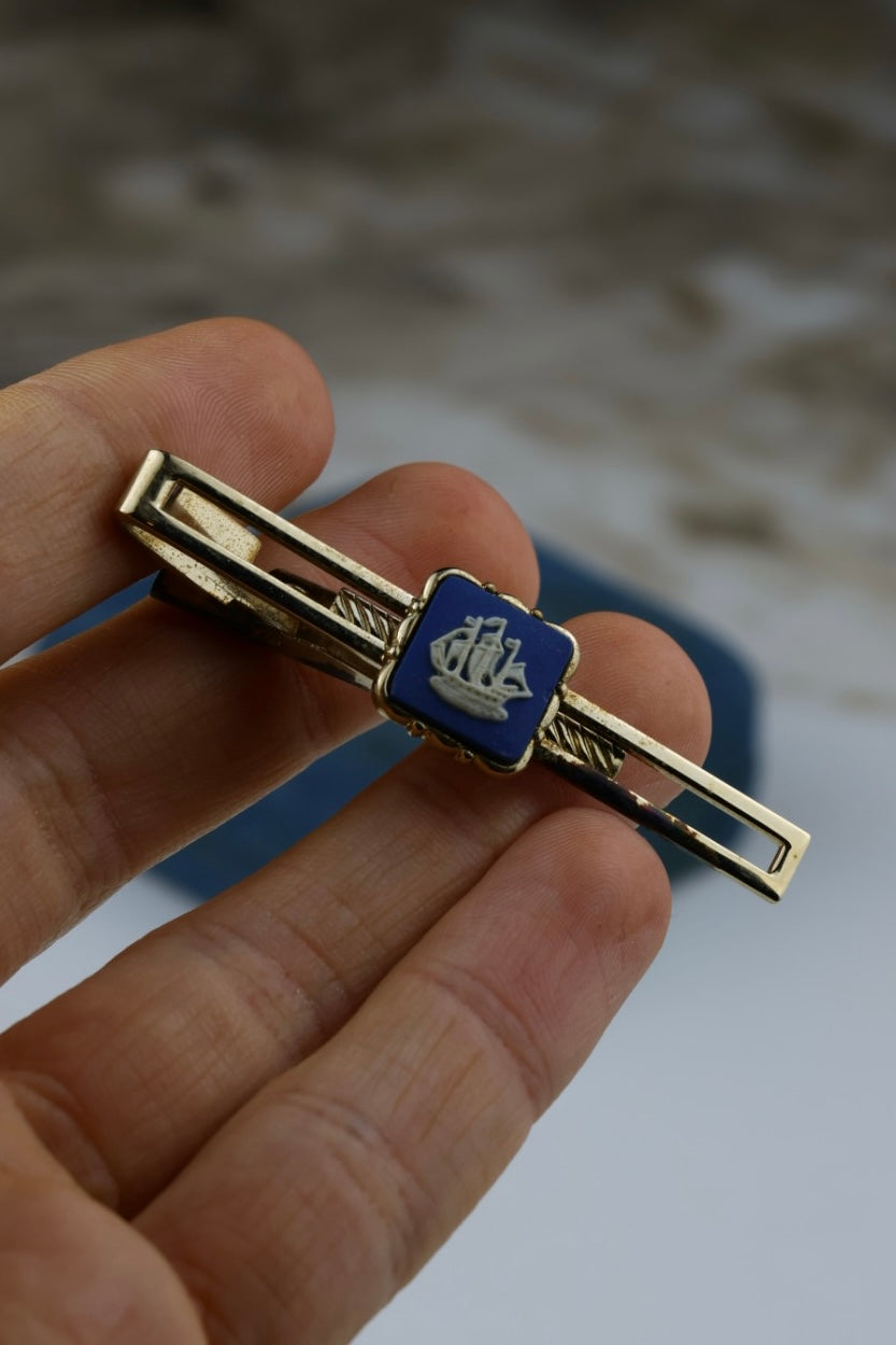 Wedgwood – spinka do krawata „The Golden Hind”, pozłacana z błękitnym wypełnieniem (S31)