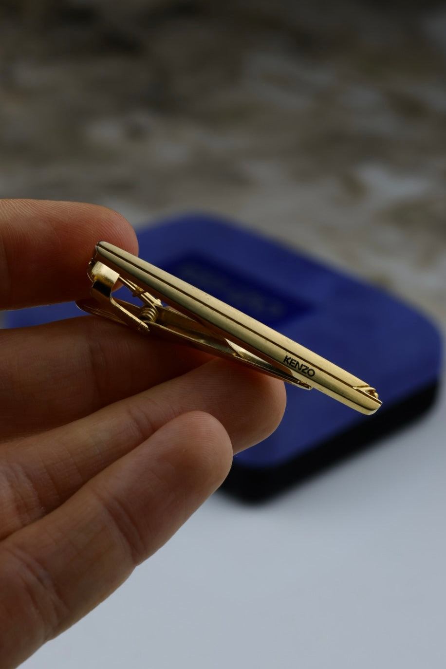 Kenzo – spinki do mankietów i spinka do krawatu, złoty odcień i czarnym logo (S34)