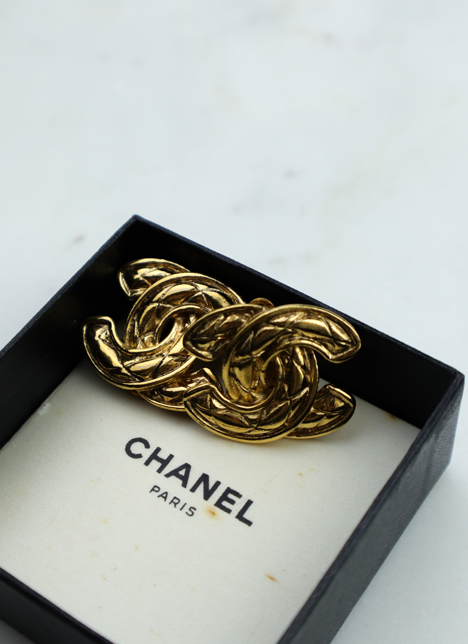 Chanel - klipsy z rzeźbiarskim CC vintage z pudełkiem