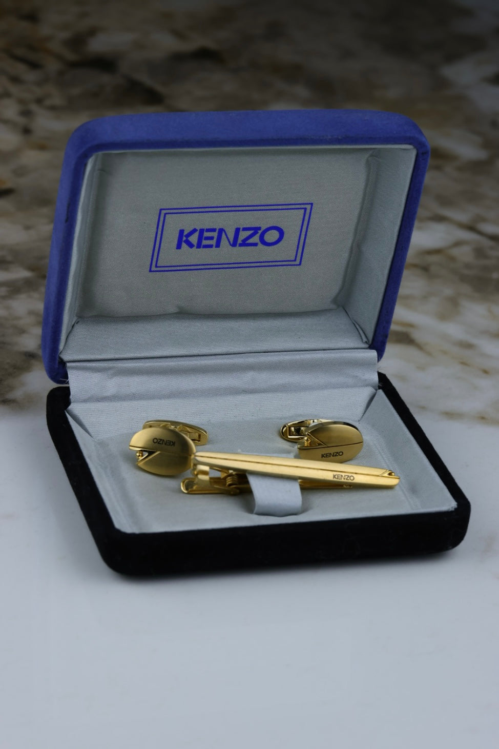 Kenzo – spinki do mankietów i spinka do krawatu, złoty odcień i czarnym logo (S34)