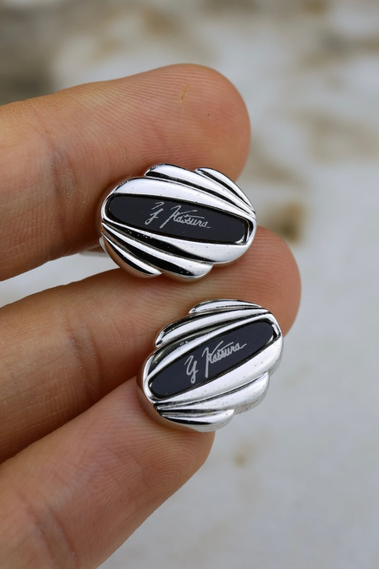 Yumi Katsura – stalowe spinki w kształcie muszelki z czarnym akcentem (SP016)