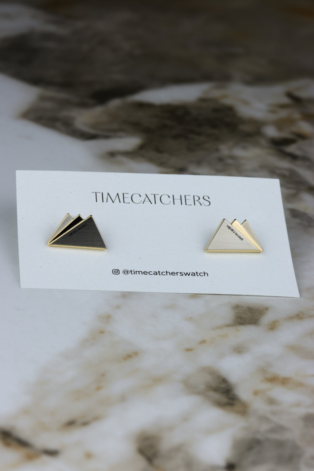 Pierre Cardin – stalowo-pozłacane spinki w kształcie pasma górskiego z czarnym napisem (SP024)