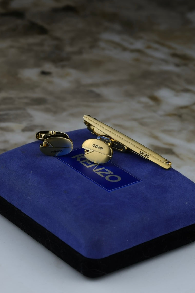 Kenzo – spinki do mankietów i spinka do krawatu, złoty odcień i czarnym logo (S34)