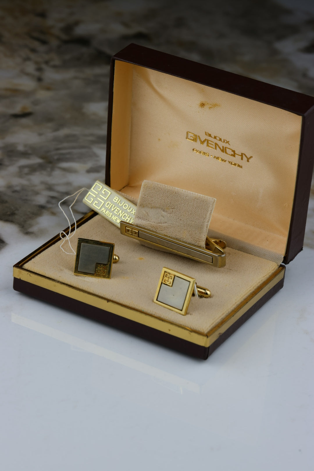 Givenchy – spinki do mankietów i spinka do krawatu, stalowo-złote z logo marki (S35)